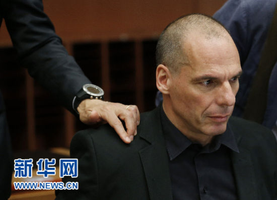 6月27日，在比利时布鲁塞尔，希腊财长瓦鲁法基斯出席欧元区紧急财长会。欧元区18国财长在27日召开的紧急会议上决定，拒绝延长月底到期的希腊债务救助协议的期限。希腊财长拒绝接受这一决定，于中途退出财长会。