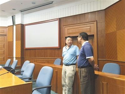 昨日上午，原被告律师在庭审后交谈。原告唐先生曾出资100万元委托朋友李先生炒股，亏损28万后，两人对簿公堂。新京报记者 王贵彬 摄