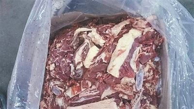 　　山西一冻品经销商在冷库里拍的“库底子”肉，积压在冷库中已近两年。商户供图