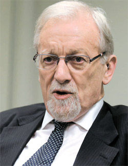 国际核不扩散和裁军委员会联职主席加雷斯-埃文斯