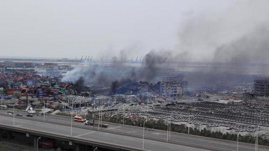 8月13日，在联发第五街小区楼上拍到的天津港大爆炸现场。(中房报记者樊永锋/摄)