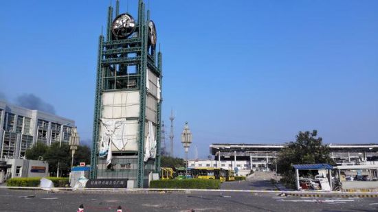 　　滨海轻轨站前广场，时间定格在了大爆炸发生的8月12日23时34分。(中房报记者樊永锋/摄)