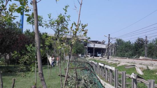 劫后余生的东海路轻轨站(中房报记者樊永锋/摄)