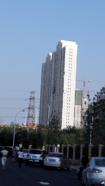 万科海港城距离大爆炸最近的两栋楼，直线距离约600米。(中房报记者樊永锋/摄)