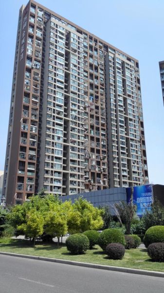 万科金域蓝湾正面迎接爆炸冲击波的一栋楼(中房报记者樊永锋/摄)