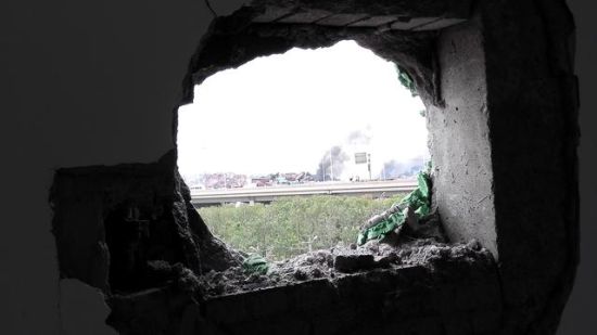 联发第五街小区墙上被炸出的一个大洞(中房报记者樊永锋/摄)