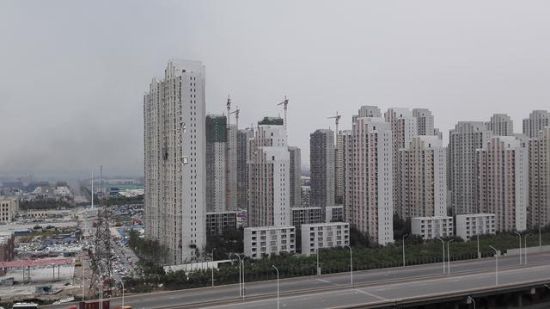 万科海港城小区上万居民居住在一个火药库——瑞海危险品仓库旁边，谁批准的环评？(中房报记者樊永锋/摄)