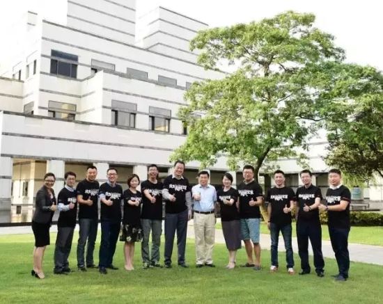 中欧校友户外运动协会换届，理事会一致推选黄怒波(中)任荣誉会长。