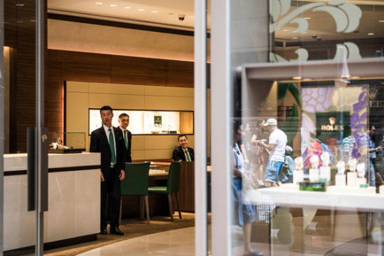 　　香港铜锣湾的劳力士专卖店在等待顾客。中国奢侈品消费去年缩水1%，降至约180亿美元。(美国《纽约时报》)