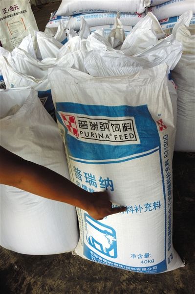 8月27日，在福成五丰基地里记者看到有多种添加剂、补充料等，属化学合成添加剂。