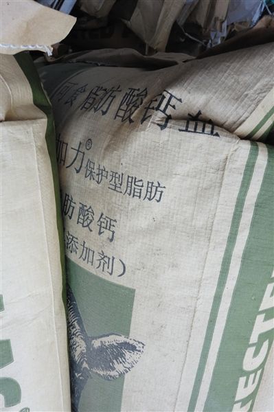 8月27日，在福成五丰基地里记者看到有多种添加剂、补充料等，属化学合成添加剂。