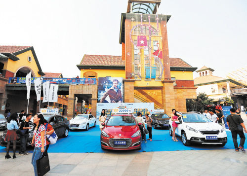 在友阿奥特莱斯举办的车展给前来购物的消费者增添了新的休闲活动。 王志伟 余劭劼 摄影报道