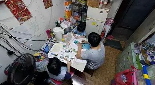 图3 住在深水埗天台屋的一家人 图：ANTHONY WALLACE/法新社 