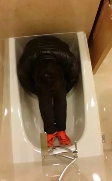 图6 天价豪宅维港峰的鱼缸只有半个