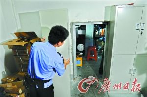 推开办公室伪装的文件柜才可以进入印制假币窝点。