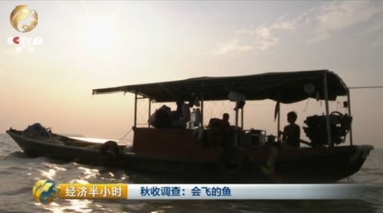 “白天一张网，晚上七尺板”，在洞庭湖上，以船为家并不少见。