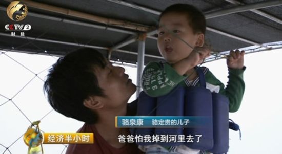 对小骆来说，下湖之前有件更为重要的事情，就是给儿子康康穿“泡泡衣”。