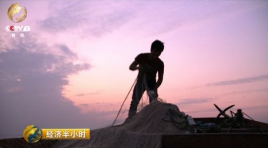 此时天已经黑了。父亲开船，小骆和妻子开始下网。