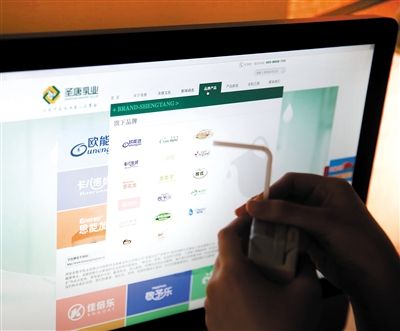 圣唐乳业旗下有17个婴幼儿配方奶粉品牌。 新京报记者 王远征 摄