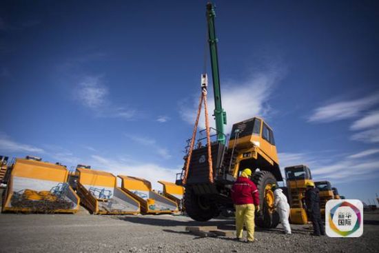 图为先锋营地阿根廷工人在吊装中国三一重工施工设备(新华社记者 叶书宏摄) 