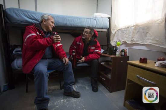 　图为营地内休息的建筑工人(新华社记者 叶书宏摄)