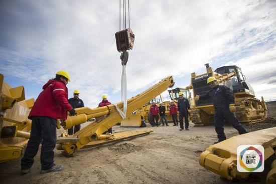 图为阿根廷技术工人在中国工程师的指导下装配中国山推推土机(新华社记者 叶书宏摄)