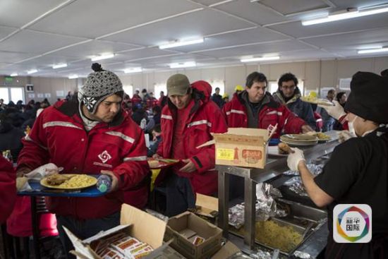  图为修建先锋营地的当地工人在营地领取午餐(新华社记者 叶书宏摄)