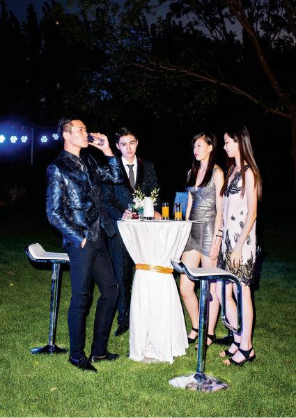 一位富二代聘请模特为他庆祝生日 《彭博商业周刊》配图