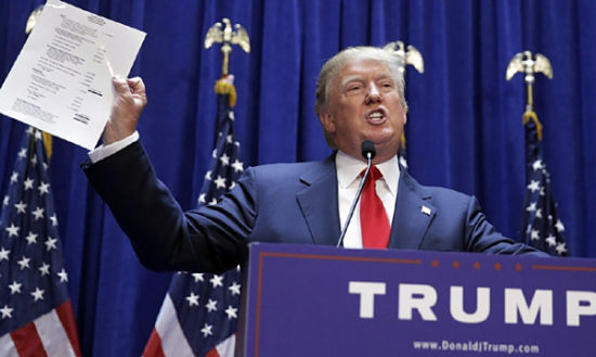 参选总统发布会上，特朗普展示其个人财务报表。