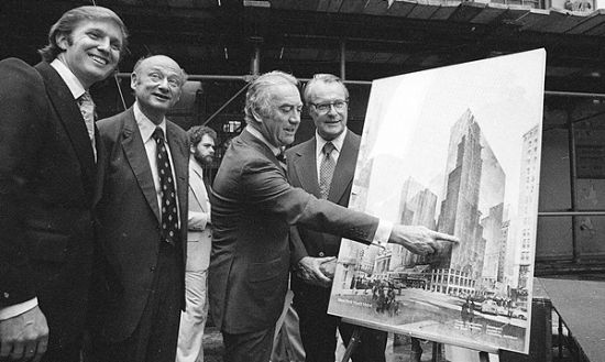 　　资料图：1978 年在启动仪式上，纽约州长 Hugh Carey 指着由艺术家绘制的纽约君悦酒店/会议中心的设计概念图。由左及右：唐纳德-特朗普、市长Ed Koch 、州长Hugh Carey及纽约城市发展公司执行副总裁 Robert T. Dormer