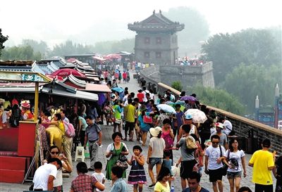 2013年8月，游客在山海关景区游览。新华社发