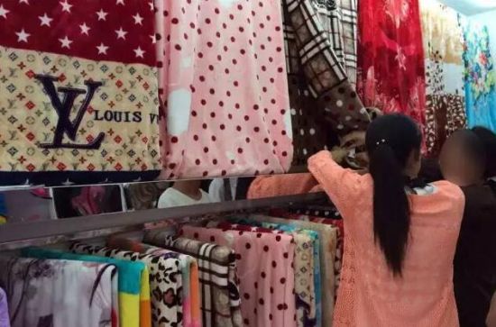 图为江苏南通市叠石桥国际家纺城附近一家批发商店内拍摄的印有多种“名牌”标识的毛毯。新华社记者韩瑜庆摄