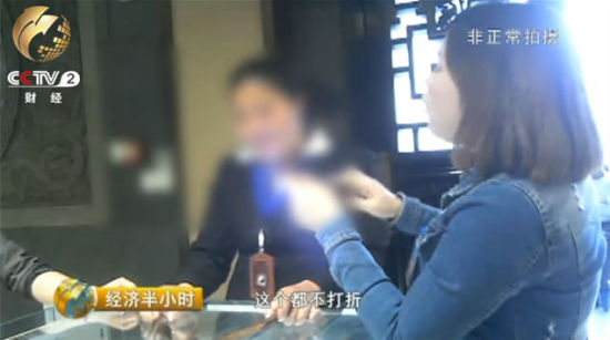 　　导游又带着游客来到第二个推荐自费的景点乌木博物苑，讲解员带领大家参观了一圈之后，就把游客们带到了一个售卖木质品的展厅。