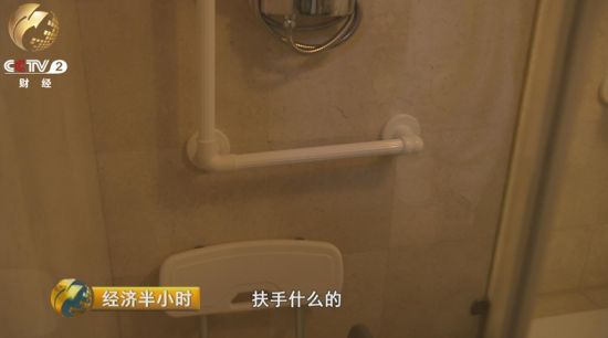 老年的护理床，看起来和一般的家居床没有太大的区别，但是它可以实现很多功能。 