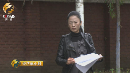 为了尽快招到人，辛钰娟冒雨，将打印好的招聘广告第一时间贴了出去。