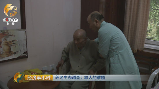 老姜的工作是一对三，24小时陪护房间里的这三位老人。