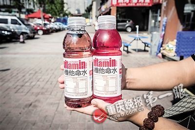 陈先生手中的饮料里，有明显的黑色块状物