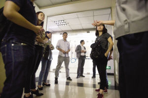 昨日，九龙坡区杨家坪千恒公司门口，没退到押金的市民在公司门口商量方案