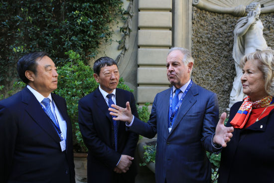 安东尼侯爵在安家大宅给中国企业家讲述630年家族历史