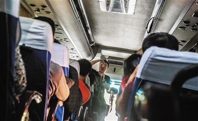 10月3日，“北京一日游”低价团，导游拿出自己佩戴的貔貅，为游客讲解貔貅知识，鼓励大家购买。