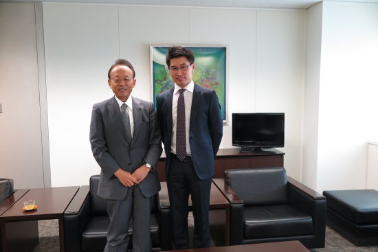 伊藤喜公司董事长山田匡通(左)与新浪财经日本站站长蔡成平(右)