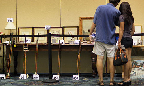 麦道夫的财产被拍卖偿还受害者，高尔夫球具都是一大堆