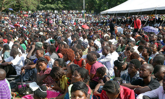 资料图：2015年10月18日，赞比亚首都卢萨卡，成千上万的赞比亚人聚集，集体祈祷该国货币不再贬值，国家能顺利度过危机。
