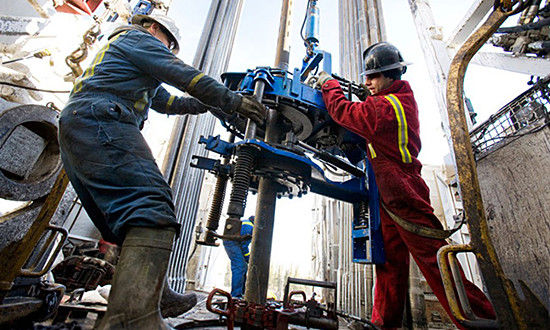 加拿大亚伯达省油田工人正在进行作业。