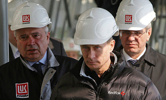 资料图：俄对原油依赖严重。图为普京视察俄卢克石油公司位于里海的某钻油平台。