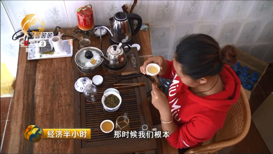 查培每天都要重复多次洗茶、泡茶的工作希望勾起客人购买的欲望。