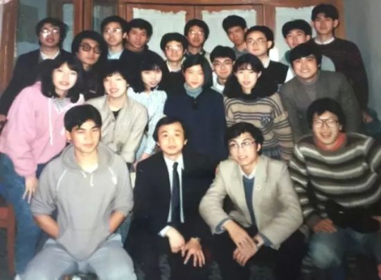 上图前排右二为担任复旦大学辩论队主教练时年仅33岁的王沪宁