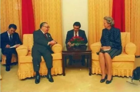 时任英文秘书的马英九陪同蒋经国出席会见