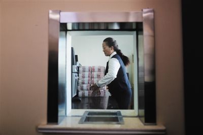 农行二连浩特分行的工作人员在清点人民币，这些人民币1个小时后将“旅居”蒙古国，在蒙古国的商业银行中等待兑换。