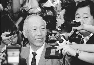 李福兆出狱被媒体包围，网络图片